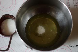 细砂糖粉两次倒入蛋清中，然后高速打发