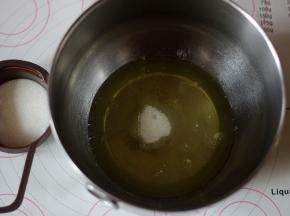 细砂糖粉两次倒入蛋清中，然后高速打发