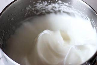 当提起打蛋器，蛋白可以拉出如图的软弯钩时即可停止