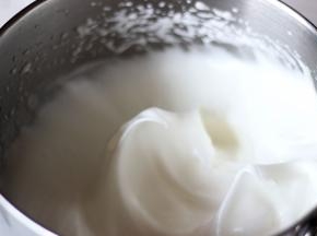 当提起打蛋器，蛋白可以拉出如图的软弯钩时即可停止