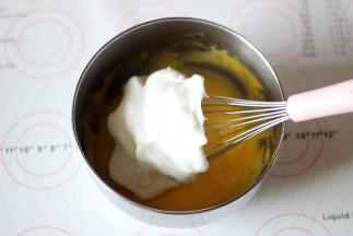 取三分之一的 蛋白与之前的蛋黄糊拌匀