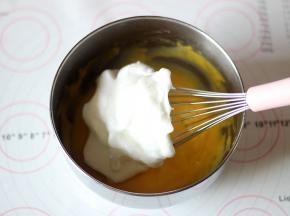 取三分之一的 蛋白与之前的蛋黄糊拌匀