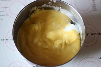 然后将蛋黄糊倒入剩余的蛋白霜中拌匀