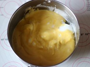 然后将蛋黄糊倒入剩余的蛋白霜中拌匀