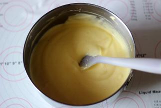 拌好的蛋黄糊呈细腻光滑状