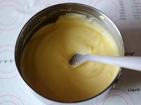 拌好的蛋黄糊呈细腻光滑状