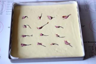 模具中铺油纸后再倒入蛋糕糊