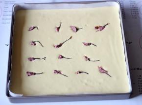 模具中铺油纸后再倒入蛋糕糊