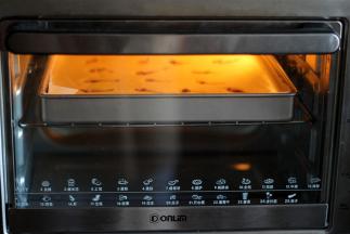 烤箱175度预热，上下火烘焙20分钟