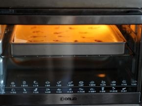 烤箱175度预热，上下火烘焙20分钟