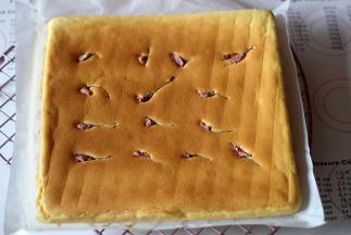 出炉后立刻脱模，撕开油纸散热