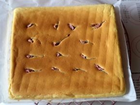 出炉后立刻脱模，撕开油纸散热