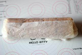 将蛋糕卷起，用油纸包好，送入冷藏至少两小时定型