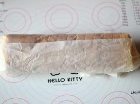 将蛋糕卷起，用油纸包好，送入冷藏至少两小时定型