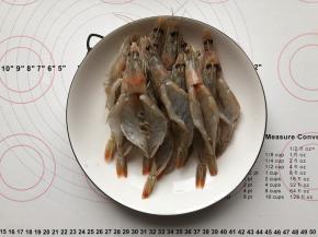 青虾用清水洗净，用刀把背部打开并取出虾线