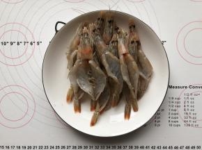 青虾用清水洗净，用刀把背部打开并取出虾线