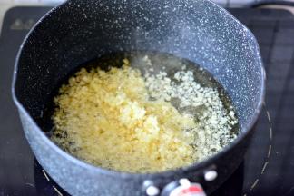 大蒜切成蒜蓉，锅里放油烧至7成热放入蒜蓉