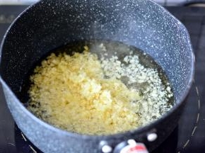 大蒜切成蒜蓉，锅里放油烧至7成热放入蒜蓉