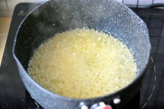 煸炒至蒜蓉变成金黄色，有浓郁的蒜香味关火