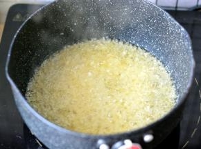 煸炒至蒜蓉变成金黄色，有浓郁的蒜香味关火