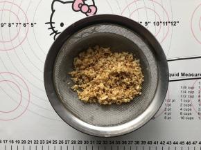 用一个面粉筛把蒜蓉里的油过虑备用