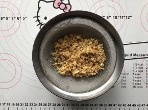 用一个面粉筛把蒜蓉里的油过虑备用