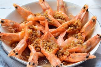 蒸好出炉后，淋上蒜蓉油，就可以开动了，真的是又鲜又美味