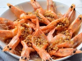 蒸好出炉后，淋上蒜蓉油，就可以开动了，真的是又鲜又美味