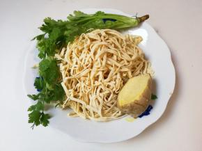 准备好食材：150克干丝，一棵香菜，姜