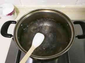 小锅水开放入一小勺盐