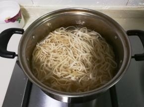 放入干丝，盖上锅盖关火，浸泡一小时，去掉豆腥味，还入味，消毒