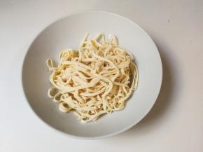 捞出来沥掉水，放入碗中