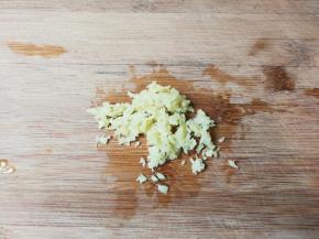 同时将姜切薄片，切丝，再切末（我是怕姜辣嗓子就切成末）