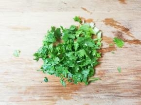 香菜洗净切碎