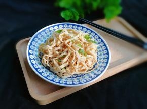 淡淡的酸甜咸鲜开胃爽口，非常下酒下饭