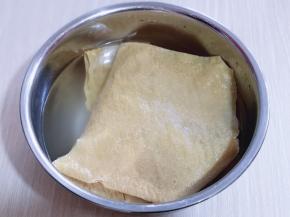 首先将豆皮用温水泡软！