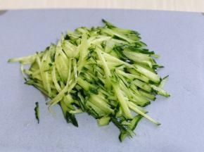 黄瓜洗干净切丝！