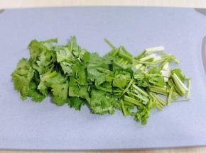 香菜，小葱去根，洗干净切段！
