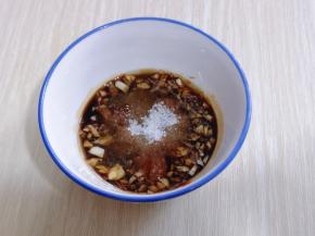 调味汁:  蒜切碎，生抽，海鲜酱，芝麻油，盐，白砂糖，凉白开水，调均匀。（可以按个人口味调味）