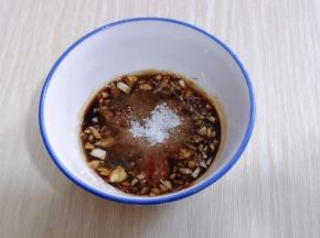 调味汁:  蒜切碎，生抽，海鲜酱，芝麻油，盐，白砂糖，凉白开水，调均匀。（可以按个人口味调味）