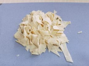 焯水的豆皮切丝！