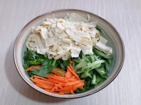 放入一个大口器具中。