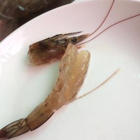 把虾背上的虾肠取出。