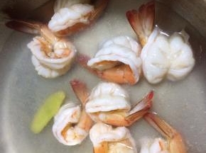 从冰箱把虾仁取出，可以再往烧开水的锅里放些姜，放入虾仁汆水，虾仁微微卷缩变色后捞出备用。