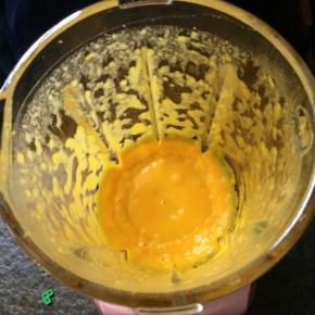 我煮好的南瓜加汤汁大约有280克。稍稍放凉后用破壁机或料理机打成南瓜糊。