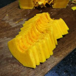 南瓜去皮去籽后切成薄片