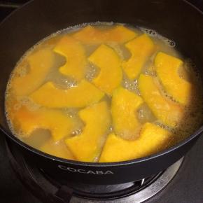 把虾汤重新放入锅中，放入南瓜煮到能轻松压烂。