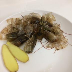 虾头虾壳装起来，待会儿用来煮汤。