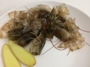 虾头虾壳装起来，待会儿用来煮汤。