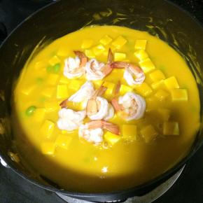 最后放入汆烫过的虾仁煮开，加约1克盐，撒少许胡椒粉调味即可食用。